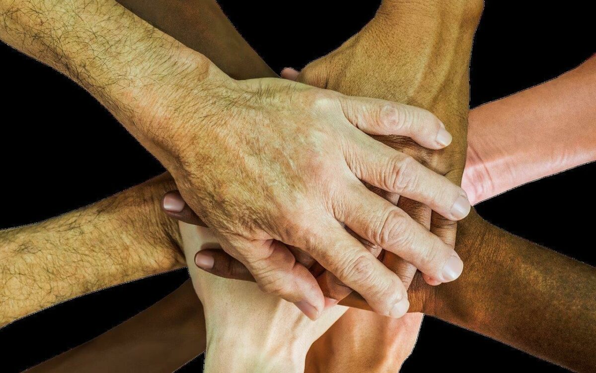 Hand über Hand ein Symbolbild für Vielfalt der Menschen Hand über Hand ein Symbolbild für Vielfalt der Menschen